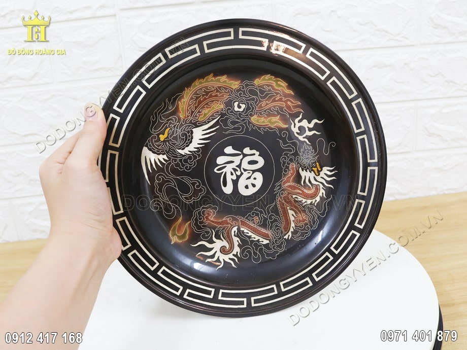 Bề mặt m&acirc;m bồng được chạm khảm hoa tiết rồng phượng v&ocirc; c&ugrave;ng tinh xảo